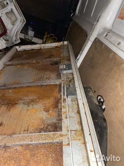 Продам входную металлическую дверь бу