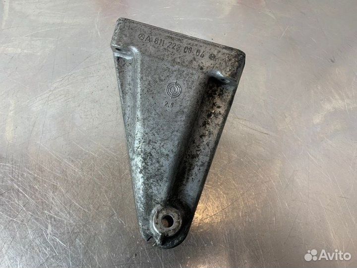 Кронштейн двигателя правый Mercedes C-Class W203