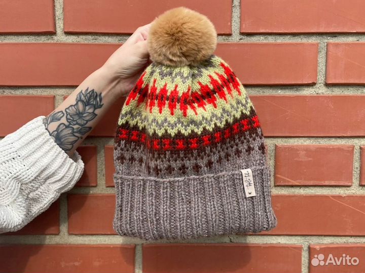 Вязаная жаккардовая шапка с помпоном