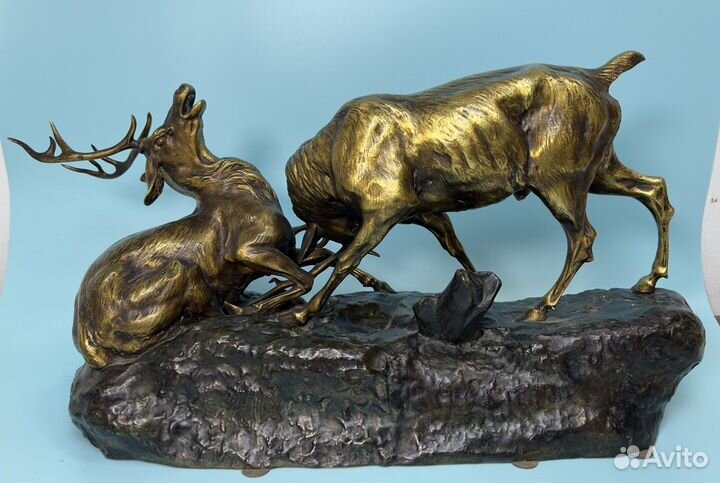 Скульптурная композиция Схватка двух оленей