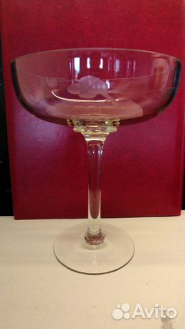 Вазочка на высокой ножке стекло. резьба. винтаж