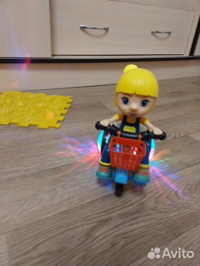 Детские игрушки, ездит, светится, крутится