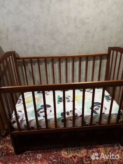 Детская кроватка с продольным маятником