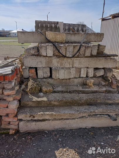 Бетонные столбы, перемычки, доска, брус