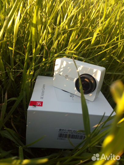 Экшн камера xiaomi yi 4k + бокс + монопод