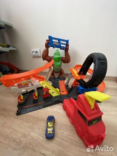 Трек хот вилс hot wheels атака бешеной гориллы