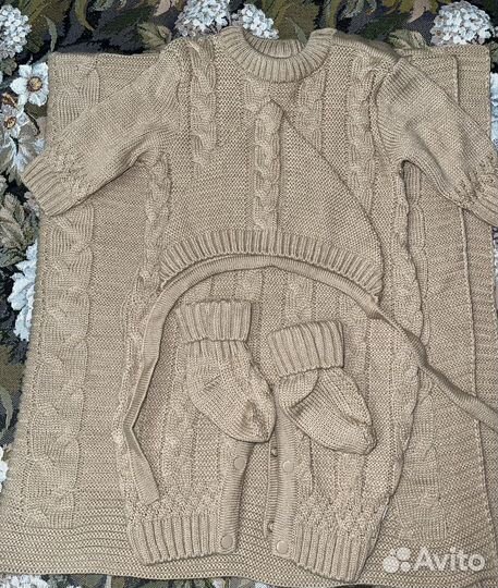 Вязанный комплект на выписку для новорожденного