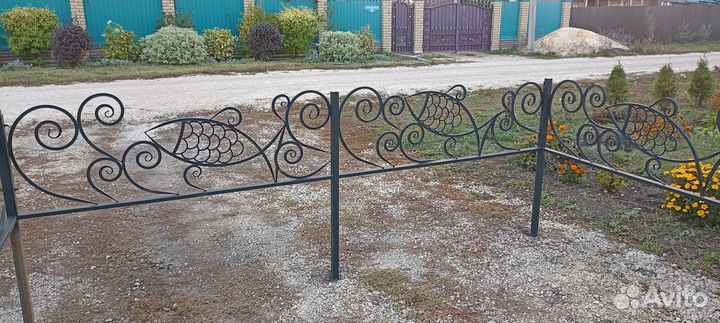 Оградки на кладбище, скамейки, лавочки