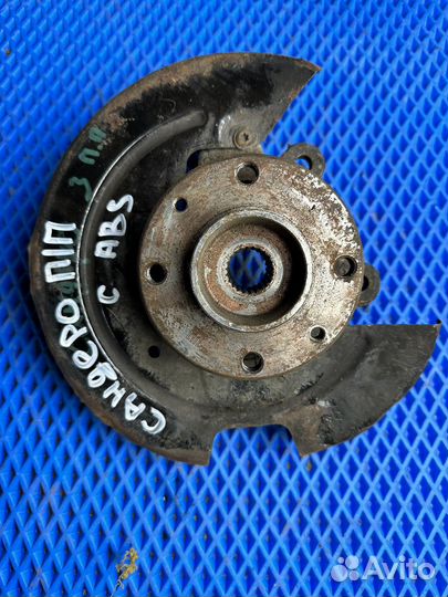 Поворотный кулак передний правый Renault Sandero