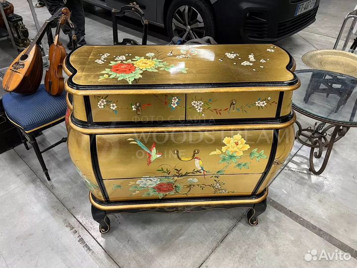 Комод бомбе в стиле шинуазри