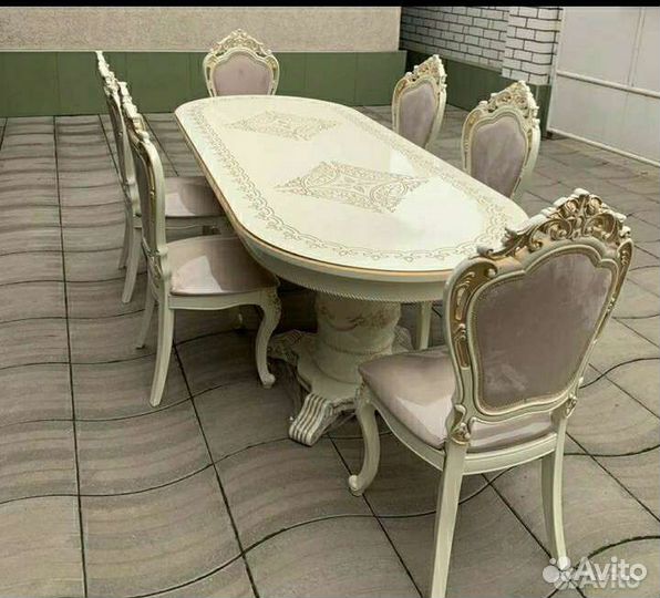 Стол и стулья