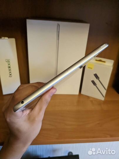 Планшет iPad 9.7 в комплекте