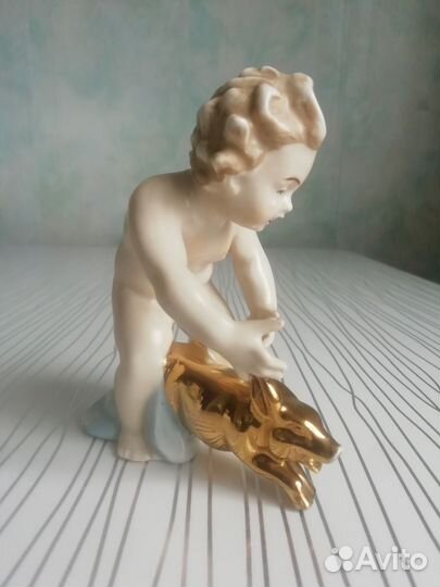 Статуэтка фарфор Путти с поросенком Германия