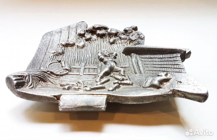 Старинная оловянная пепельница Игра в кегли