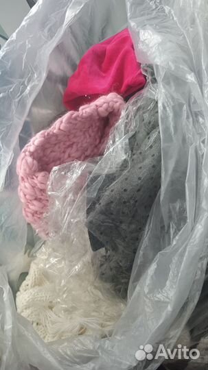Мешок новых шапок и шарфов остатки