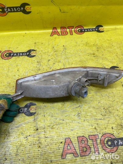 Поворотник в бампере передний правый Toyota