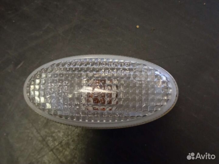 Повторитель на крыло белый Mazda 3 (BL)