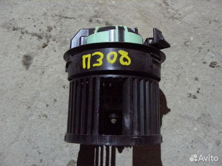 Моторчик отопителя Peugeot 308