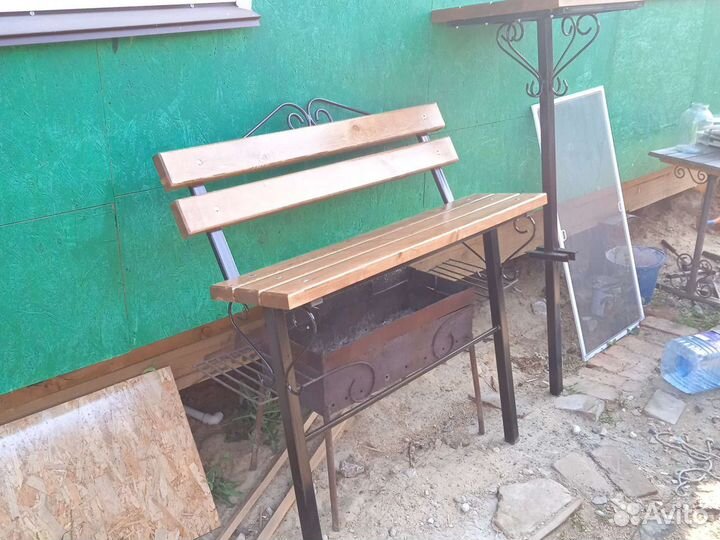 Столик и лавочка на кладбище