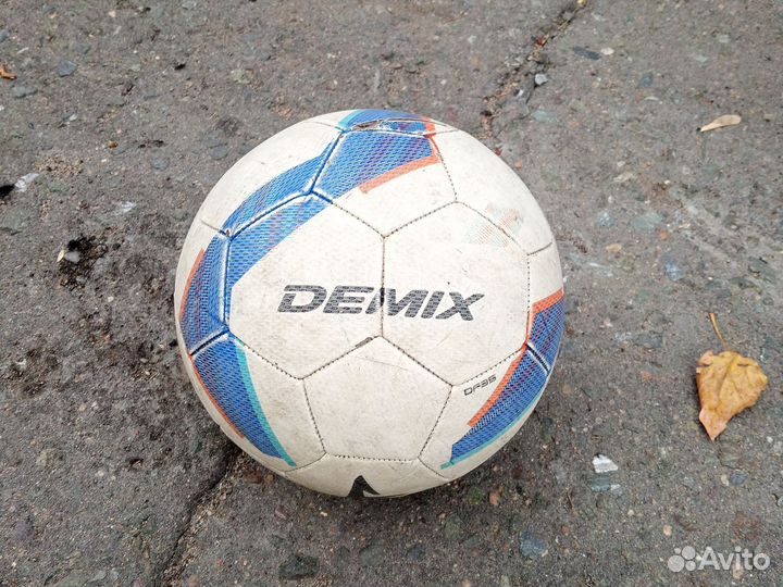 Футбольный мяч demix б/у