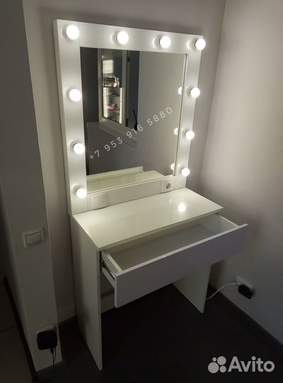 Туалетный столик с зеркалом