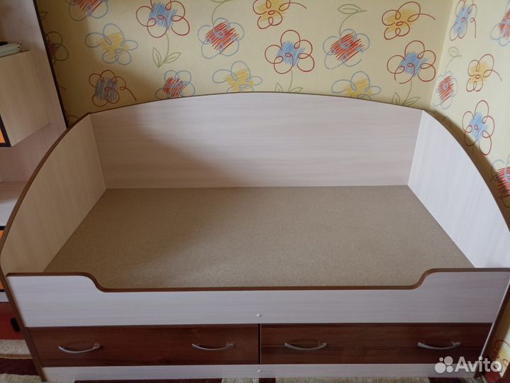 Кроватка с выдвижными ящиками