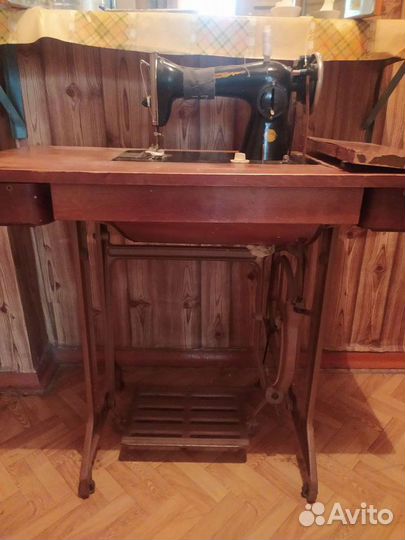 Швейная машинка Подольск 2м СССР со станиной