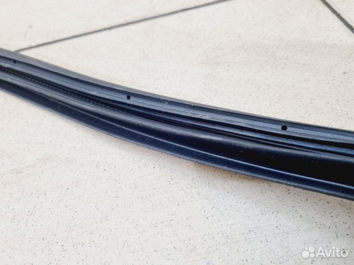 Уплотнитель двери задний левый Geely Atlas 2.4