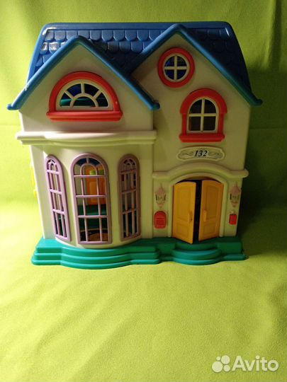 Кукольный домик с мебелью и куколкой