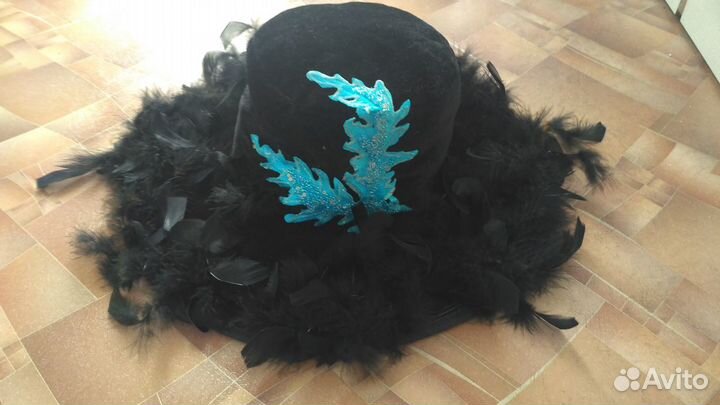 Шляпа черная с полями и перьями, шляпа джазовка