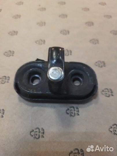 Ответная часть замка багажника Volkswagen Tiguan 1