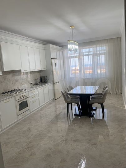 3-к. квартира, 128 м², 8/10 эт.