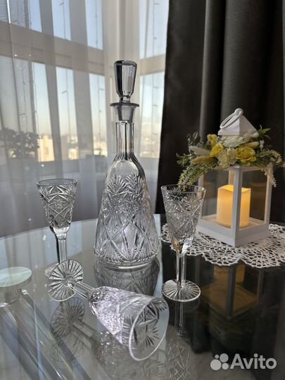 Хрустальный графин с рюмками