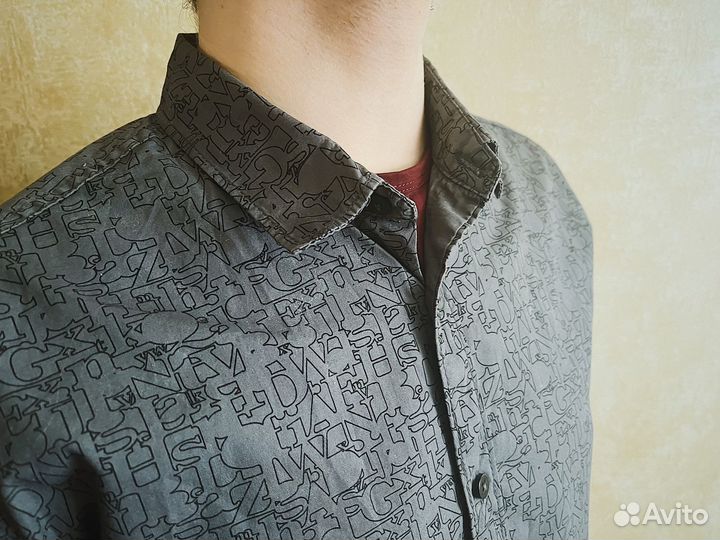 Мужская рубашка с буквами паттерн