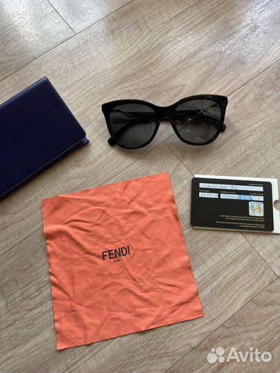 Солнцезащитные очки Fendi