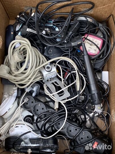 Удлинитель,провода,зарядки, наушники коробкой