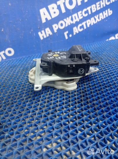 Моторчик заслонок отопителя Toyota Avensis седан