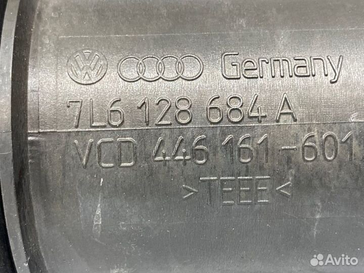 Патрубок воздушного фильтра левый Volkswagen