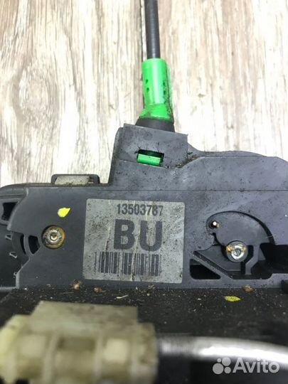 Замок двери задний левый Opel Astra J хетчбэк 5-ти