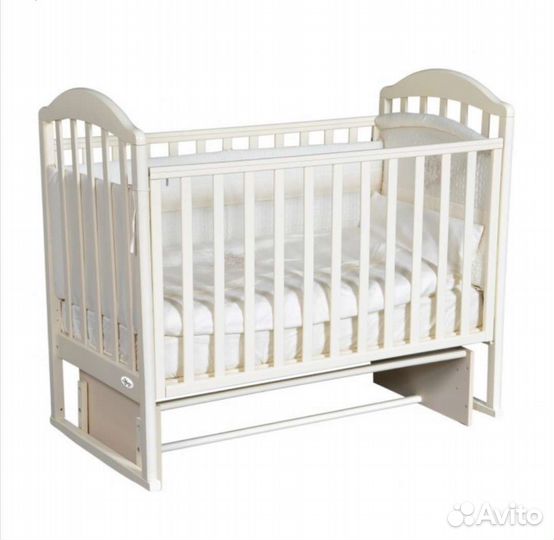 Детская кроватка с маятником