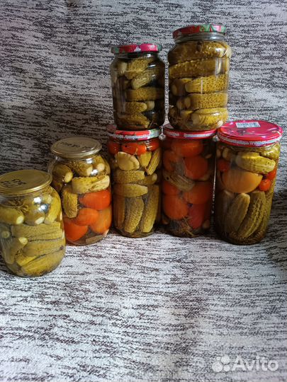 Огурцы маринованные, варенье малиновое, клубничное