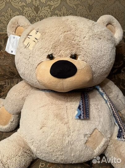 Большой плюшевый медведь