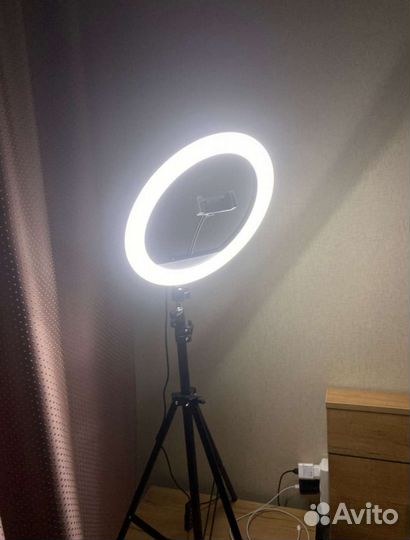 Кольцевая лампа новая с штативом 33см