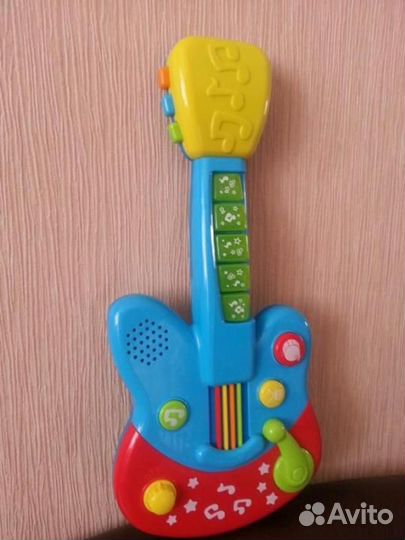 Детская игрушечная гитара