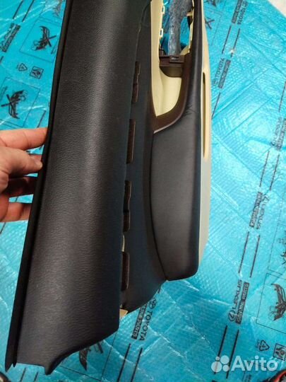 Обшивка двери Highlander передняя левая бежевая