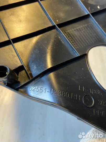 Обшивка стойки задняя правая Toyota Corolla 180