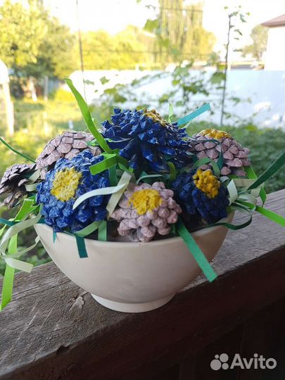 Поделка из шишек, букет цветов, осенняя поделка