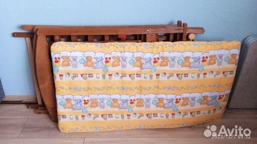 Детская кроватка с маятником