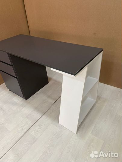 Компьютерный стол; офисный стол