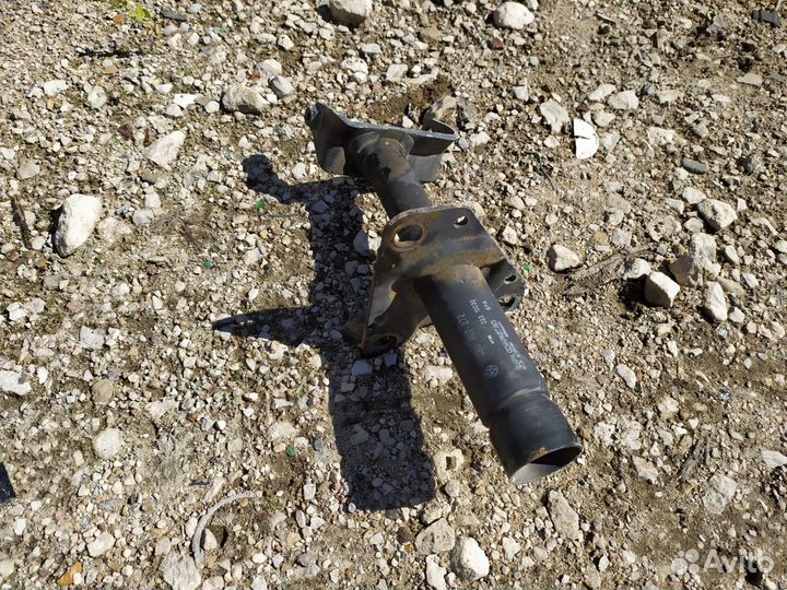 Кронштейн передний правый Volkswagen Passat B5+